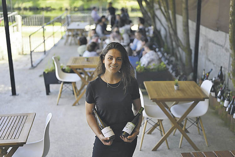 Isabel Pires, en la terraza de su restaurante.