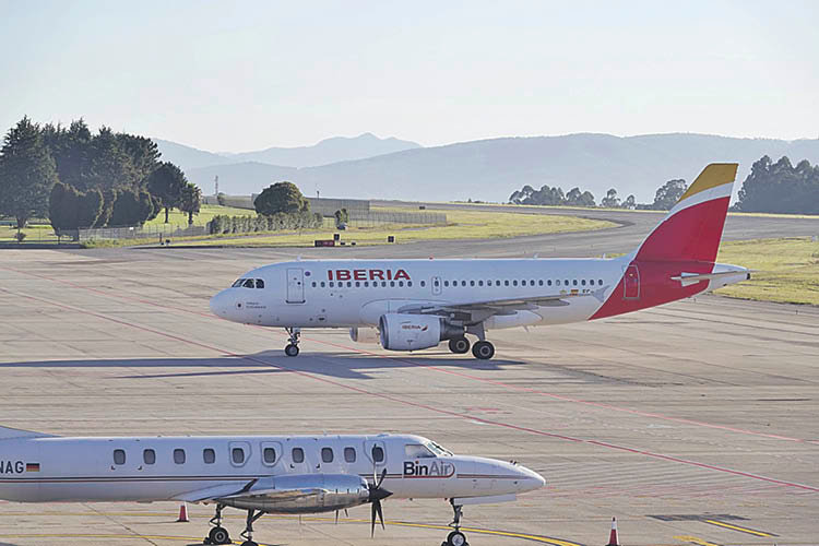 Un avión de una de las compañías expedientadas en Peinador (Vigo). Foto: Vicente.