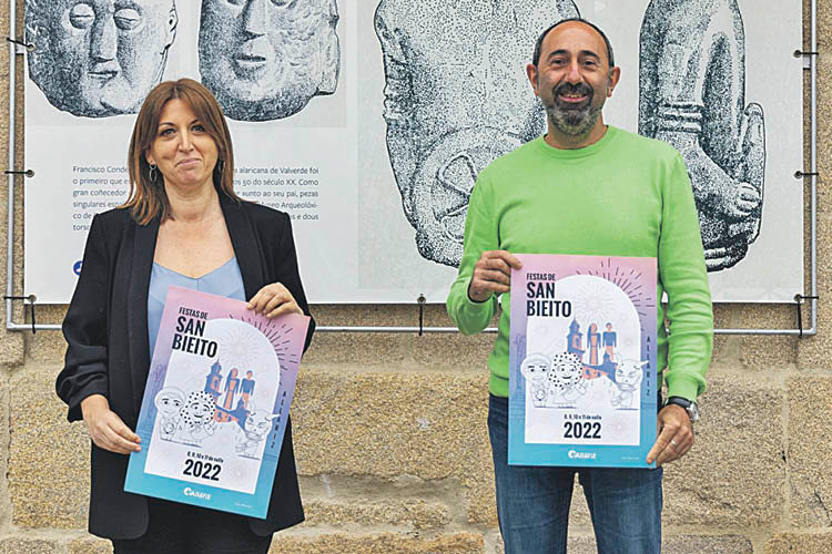 Cristina Cid y Alberto Conde con el cartel de las fiestas.