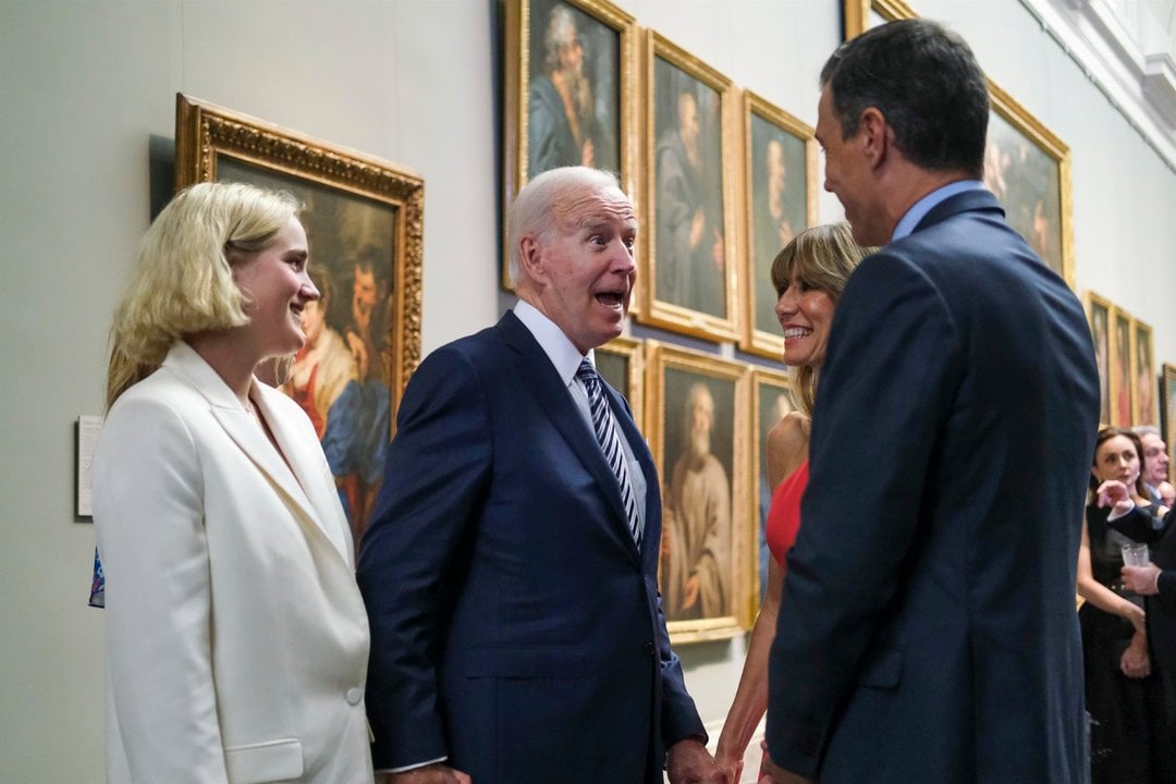 El presidente del Gobierno, Pedro Sánchez (d), y su esposa Begoña Gómez (2d) bromean con el presidente de los Estados Unidos, Joe Biden (EFE)