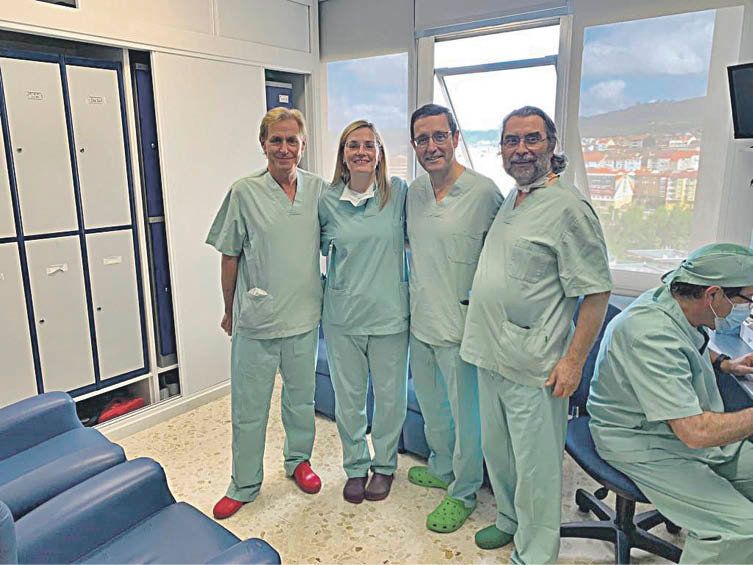 De izquierda a derecha, los doctores Pena, Fernández, Marco y Quintáns, tras la intervención.