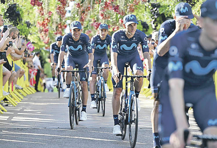 Los ciclistas del equipo Movistar llegando a la ceremonia de presentación del Tour de Francia.
