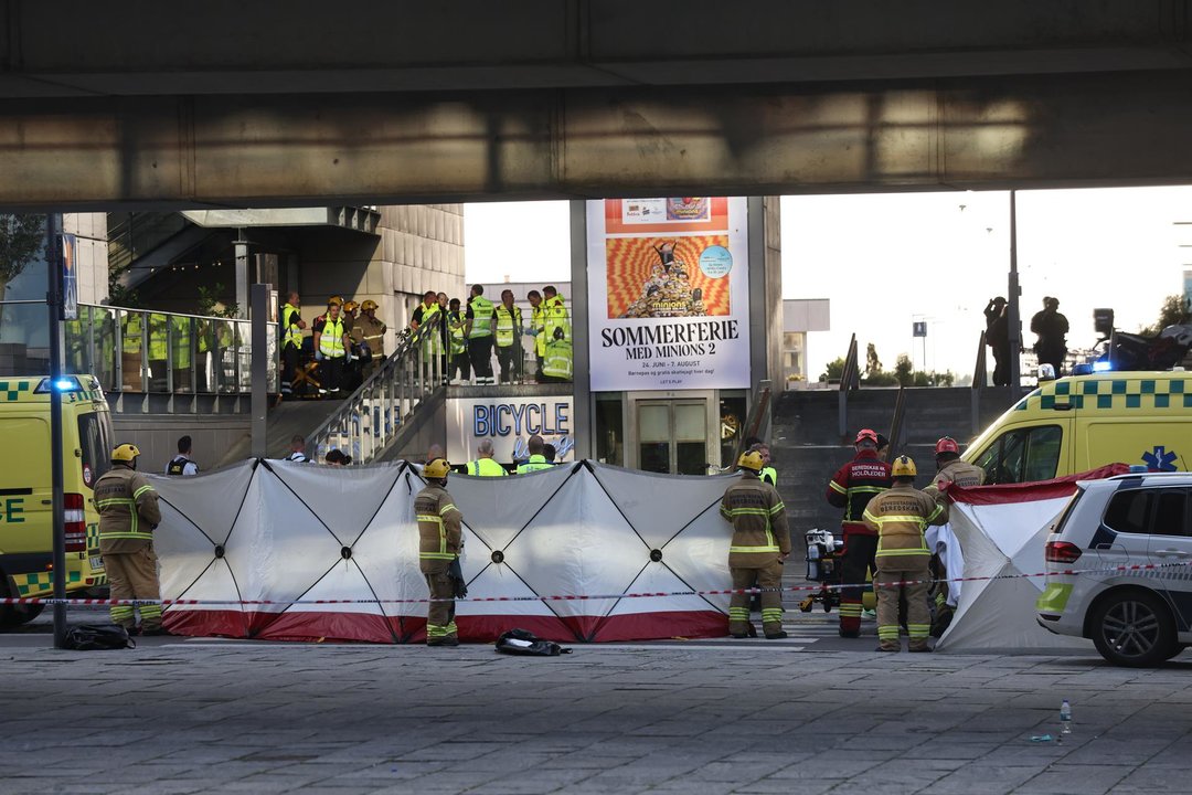 Imágenes del exterior de centro comercial de Dinamarca en el que disparó el atacante (EFE)