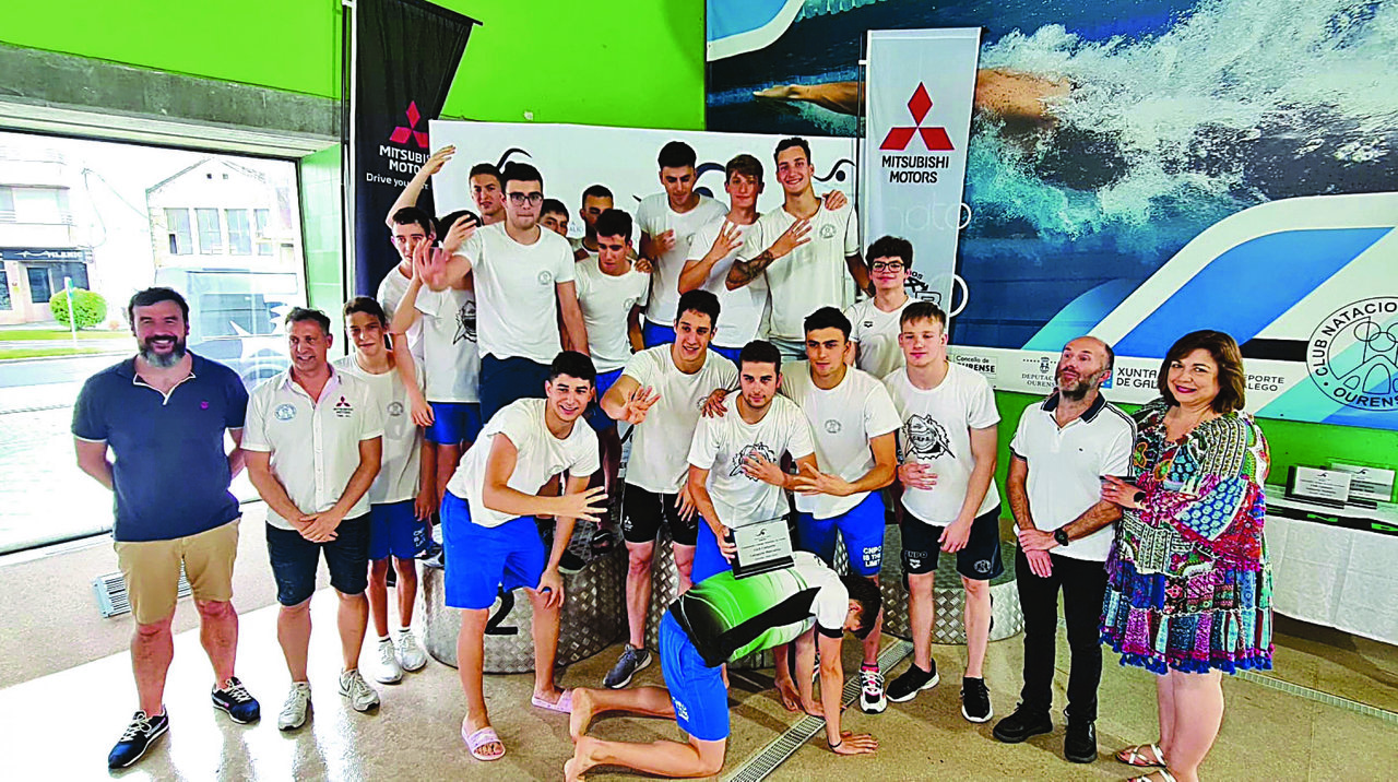 Los chicos del Pabellón, en el podio como campeones gallegos.