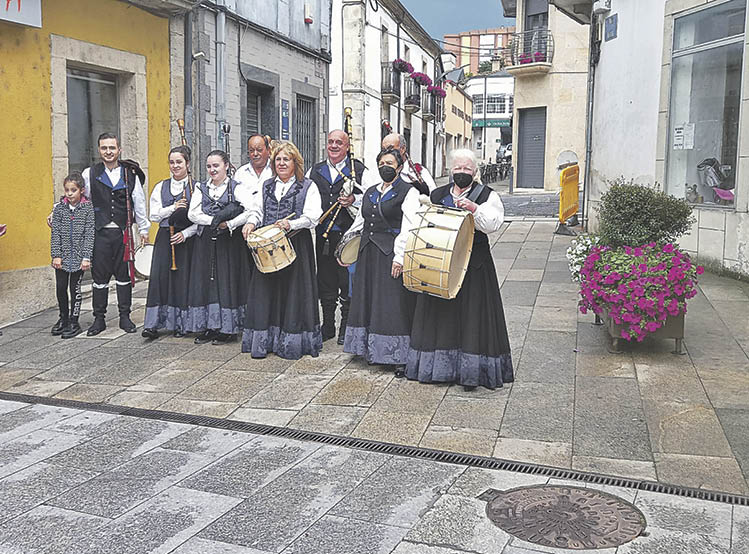 Integrantes de la Banda de Gaitas de Viana durante la actuación.