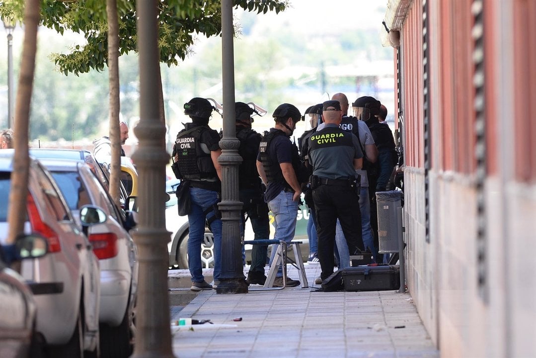 Imágenes del hombre que esta madrugada ha matado a otro con un arma de fuego en un portal de un bloque de Santovenia de Pisuerga (Valladolid) (EFE)