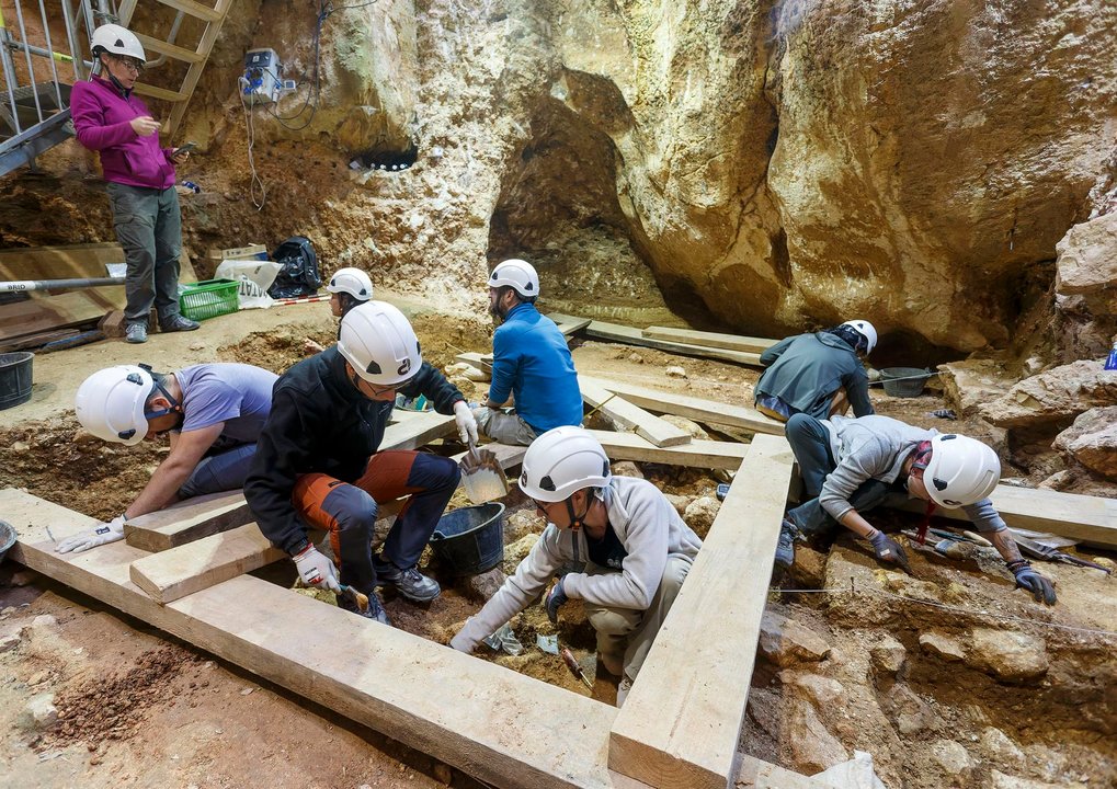 Arqueólogos trabajan en La Sima del Elefante, en los yacimientos de Atapuerca (EFE)