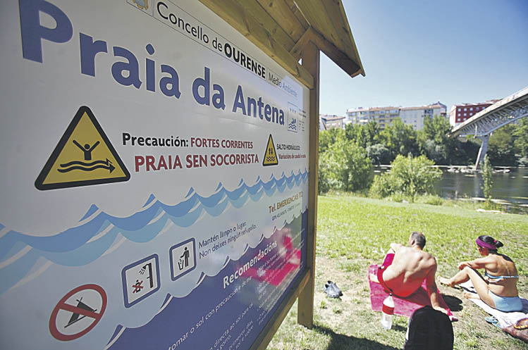 Praia da Antena, con un cartel informativo.