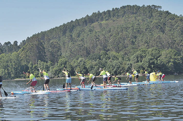 Varios participantes toman una de las salidas de la jornada en el río Miño.