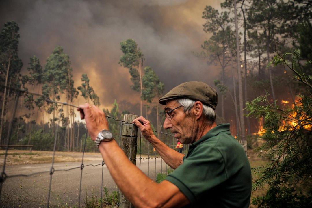 Un hombre reacciona a los incendios en Boa Vista, Portugal (EFE)
