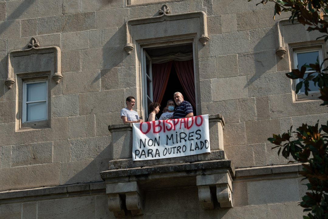 La protesta de la CIG ocupó uno de los balcones del obispado. (ÓSCAR PINAL)