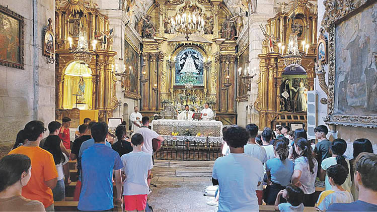 La expedición de jóvenes madrileños asiste a una misa en As Ermidas.