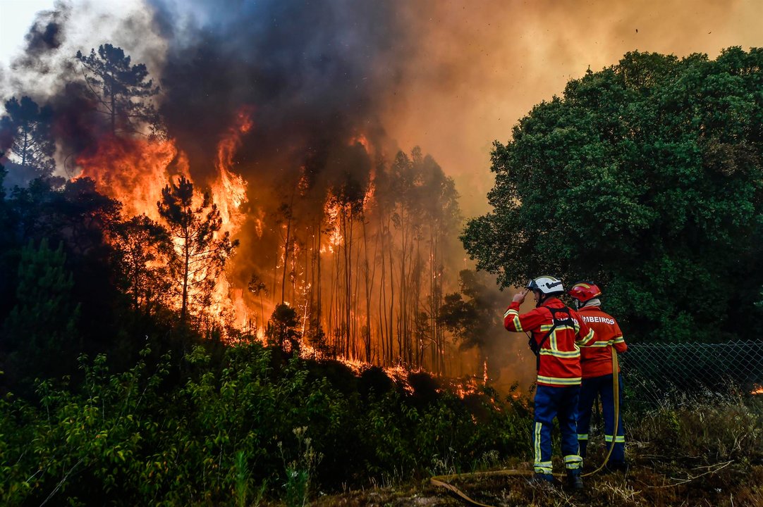 Bomberos combaten las llamas en Lavradio, Ourem, Portugal.