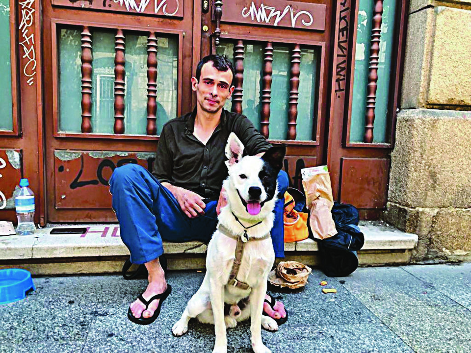 Plácido y su perro Gucci, en la calle del Paseo.