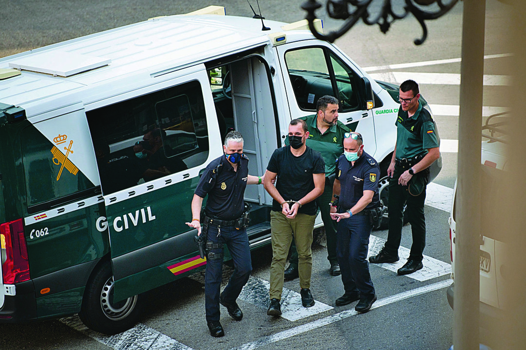 El condenado llegó ayer a la Audiencia Provincial de Ourense escoltado por la Guardia Civil. (ÓSCAR PINAL)