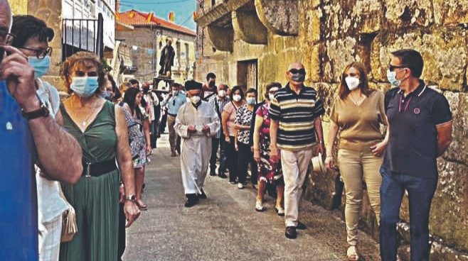Un momento da procesión na honra de San Benito polas rúas de Cartelle.