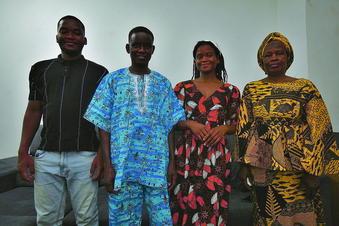 Ibrahim Diouf con su familia vistiendo trajes típicos del país africano. (MIGUEL ÁNGEL)