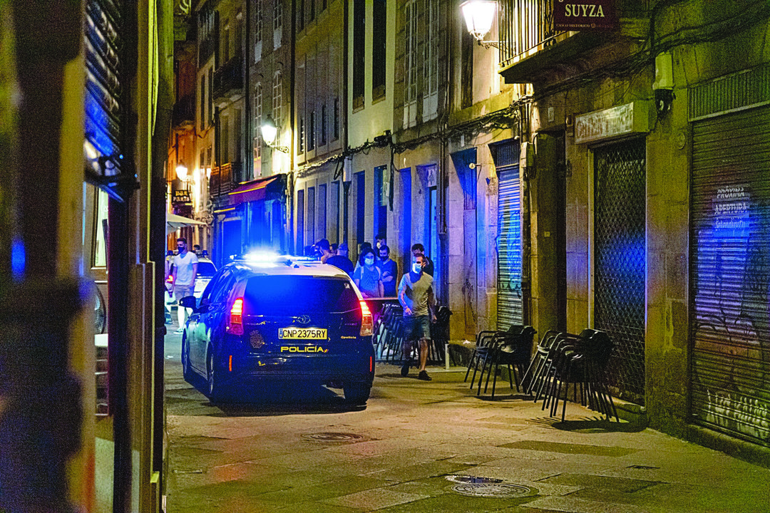 Una patrulla de la Policía Nacional en los Vinos de Ourense.