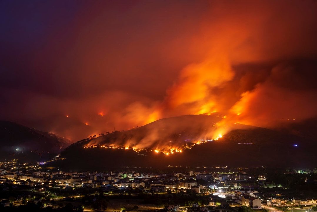 Imagen de las llamas producidas por el incendio forestal en la localidad de O Barco de Valdeorras (EFE/BRAIS LORENZO)