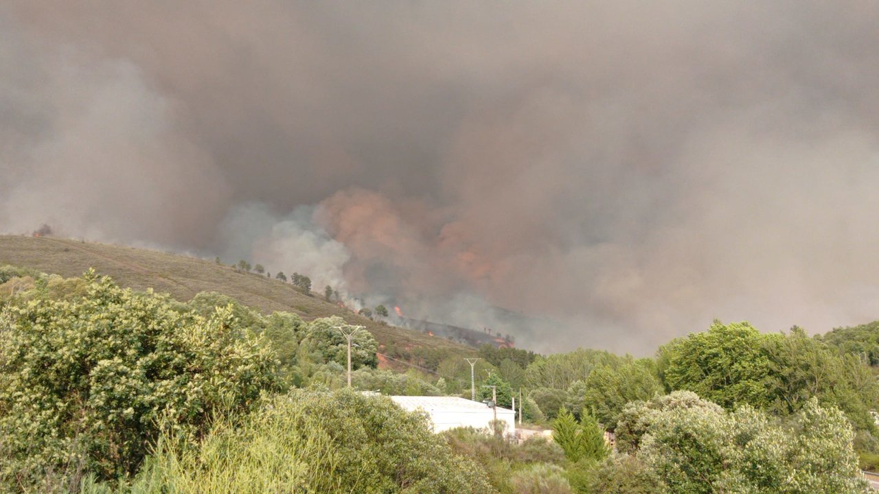 Imagen del incendio en Valdeorras (ISAAC CRUZ)