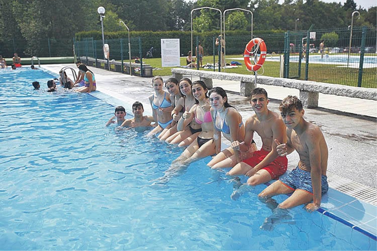 Un grupo de asiduos bañistas a la piscina de Ponte Noalla. MIGUEL ÁNGEL
