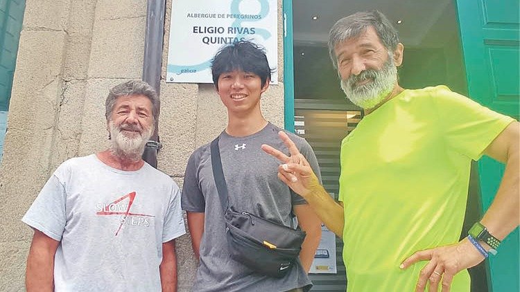 Fabio, Seok-Ju y António se conocieron en la Vía de la Plata de camino a Compostela, un vínculo que trasciende fronteras e idiomas.