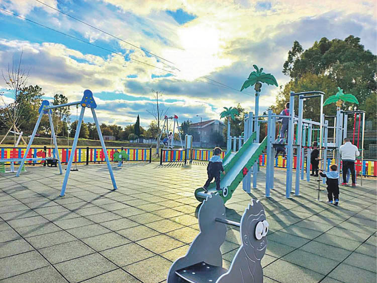 El nuevo parque infantil de la localidad de Boborás.