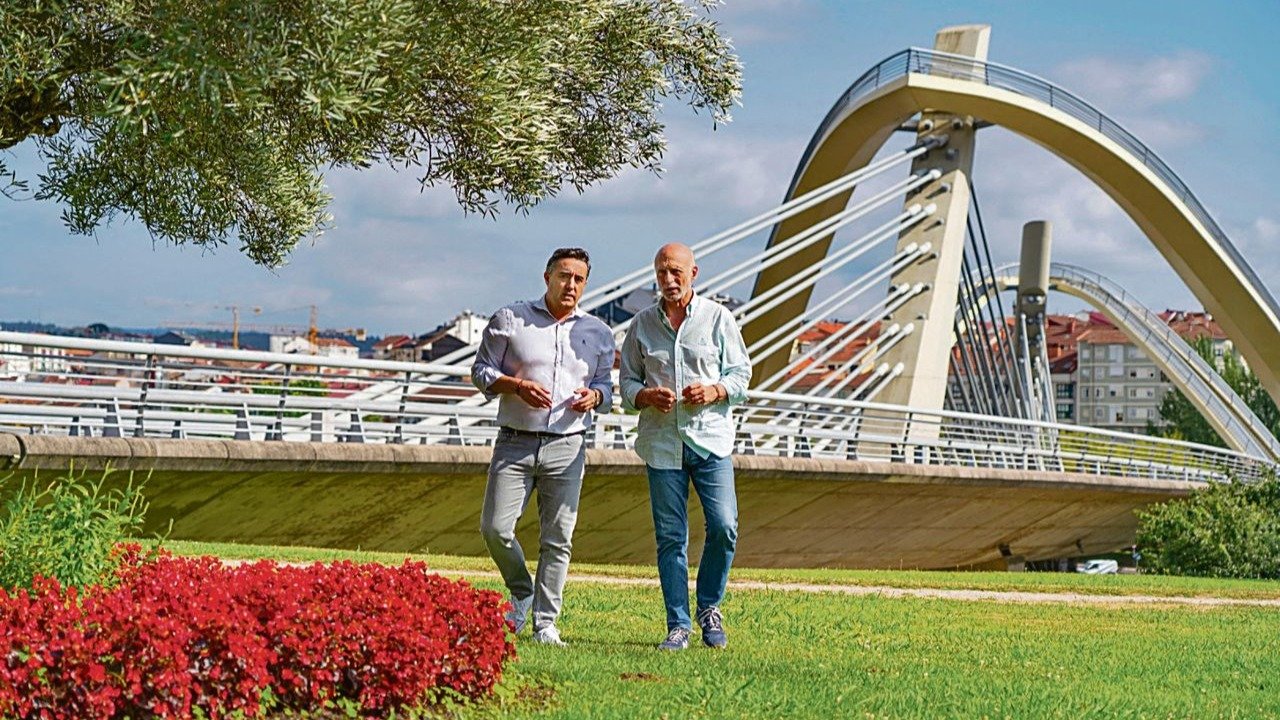 Jorge Pumar y Manuel Cabezas, junto al Puente del Milenio.