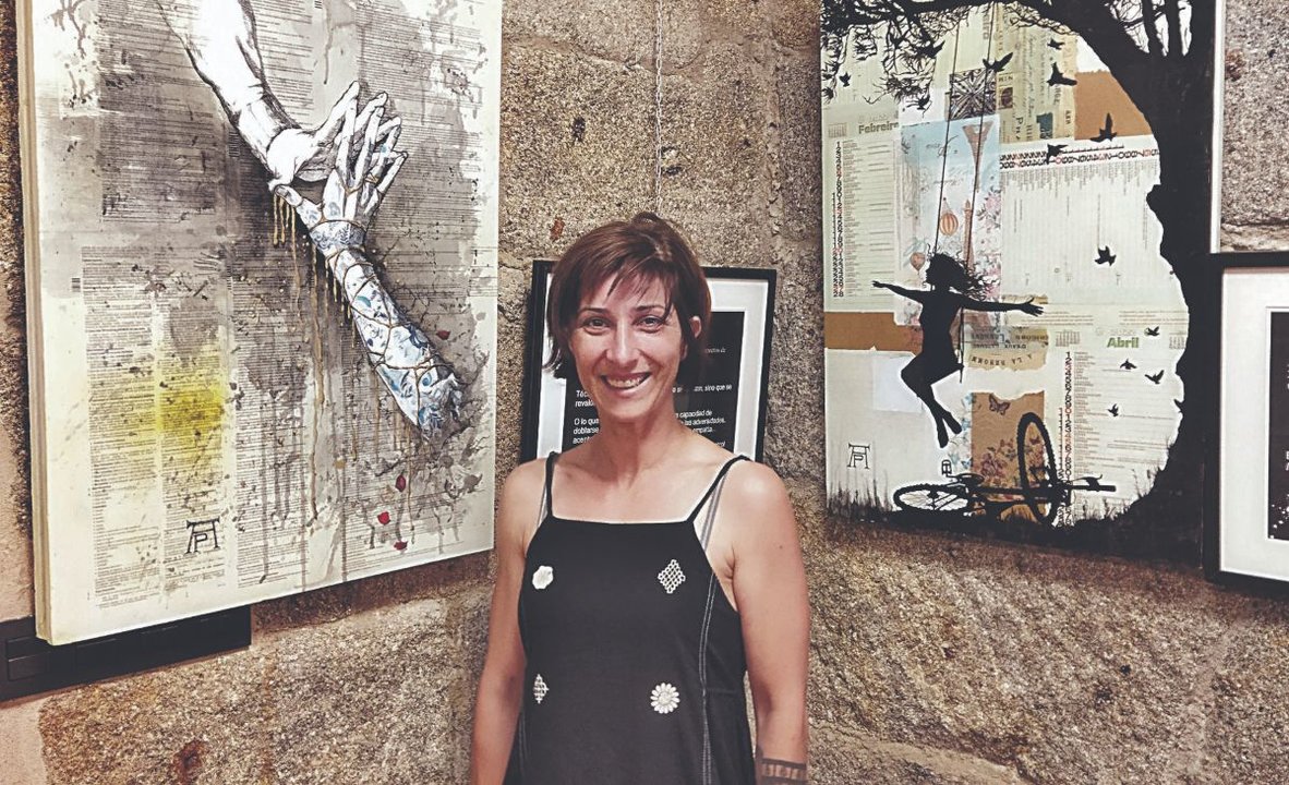 La artista Ana Peaguda en la exposición de la Sala dos Arcos.