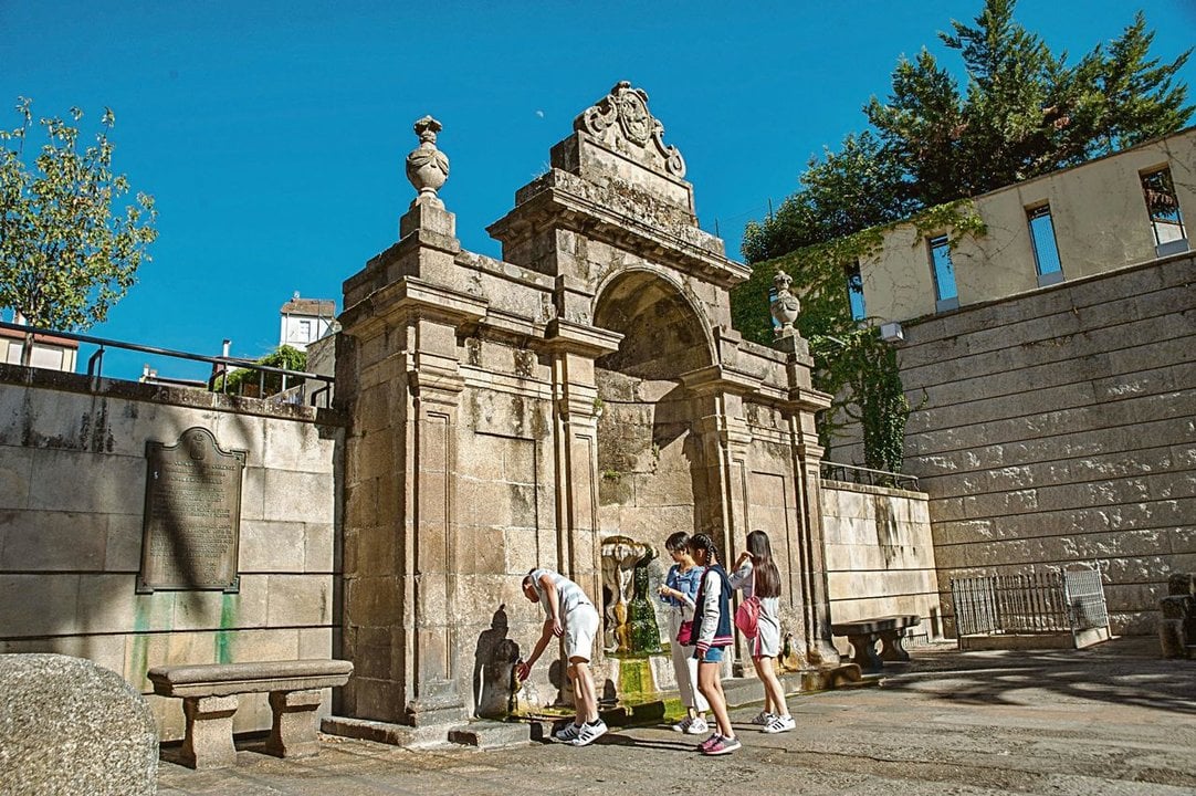 Una familia de turistas visita As Burgas (ÓSCAR PINAL).