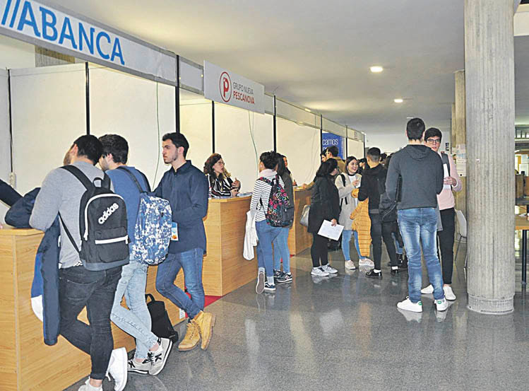 Estudiantes durante un foro de empleo del Campus de Ourense.