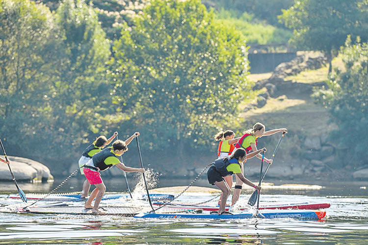Competidores, en el río Arnoia, escenario de la primera edición de la prueba.