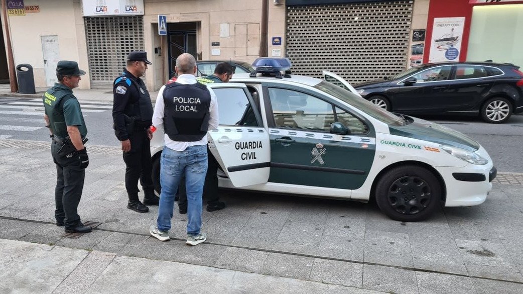 Momento de la detención del presunto autor de los hechos. // Foto: Policía Local de O Porriño