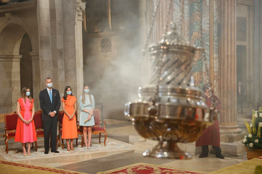 Los reyes Felipe y Letizia, la princesa Leonor y la infanta Sofía durante la ofrenda al apóstol Santiago (EFE)