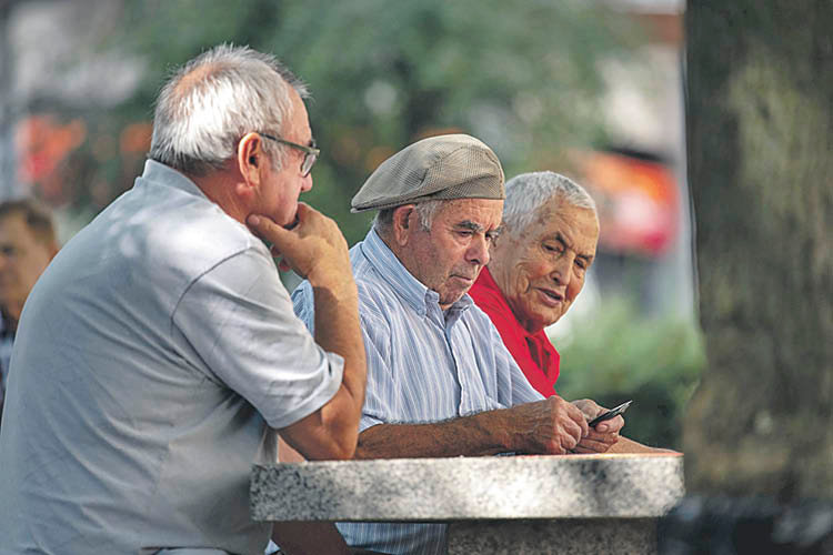 Un grupo de pensionistas juega a las cartas. ÓSCAR PINAL