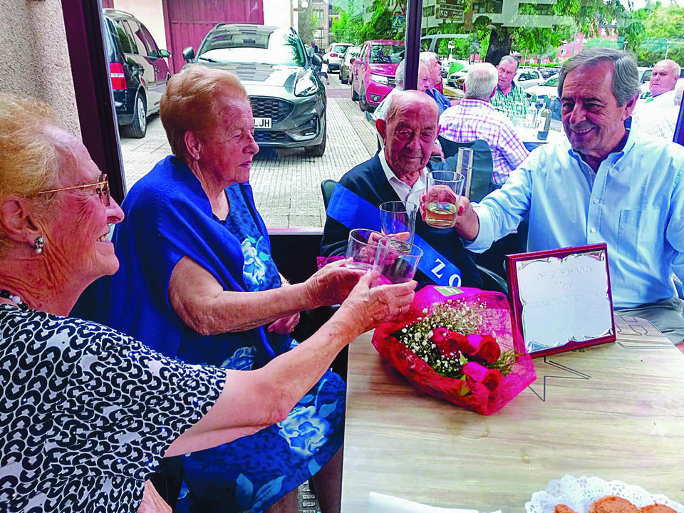 Pepe “El gallego”, con sus allegados, brindando por los 107 años.
