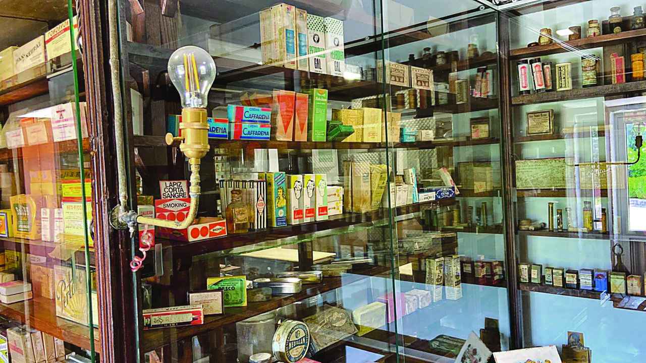 Vitrinas con productos farmacéuticos, en la antigua botica de Doade.