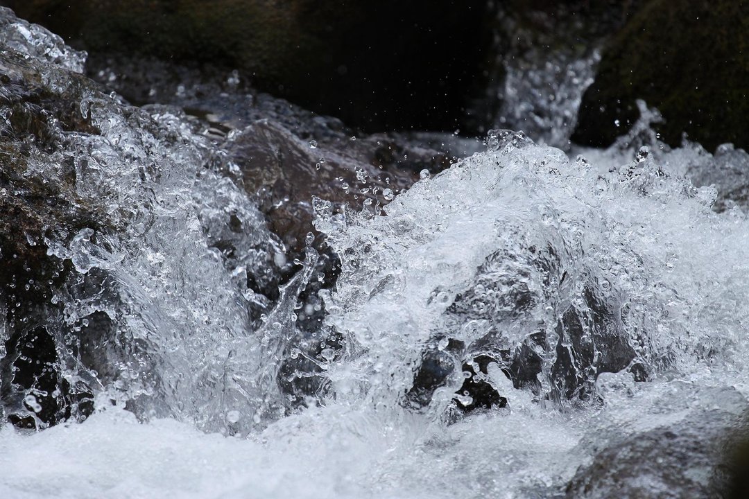 Agua de río. Imagen de Gabriele en Pixabay
