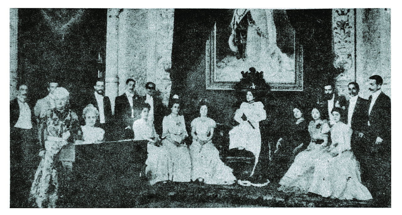 Doña Emilia, a la izquierda, con la reina, Rosita Margena, y las damas de honor de los primeros juegos florales. Salón de sesiones municipal, año 1901.