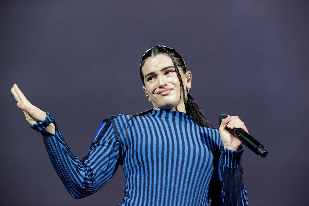 La cantante Rosalía durante el concierto que ha ofrecido este viernes en el Coliseum de A Coruña (EFE)
