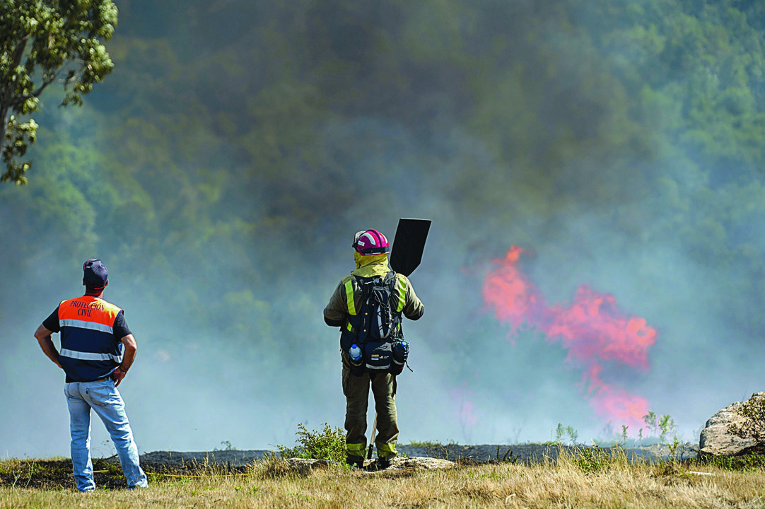 Un operario de los servicios de extinción trabaja en el fuego de Boborás, este domingo. (Martiño Pinal)
