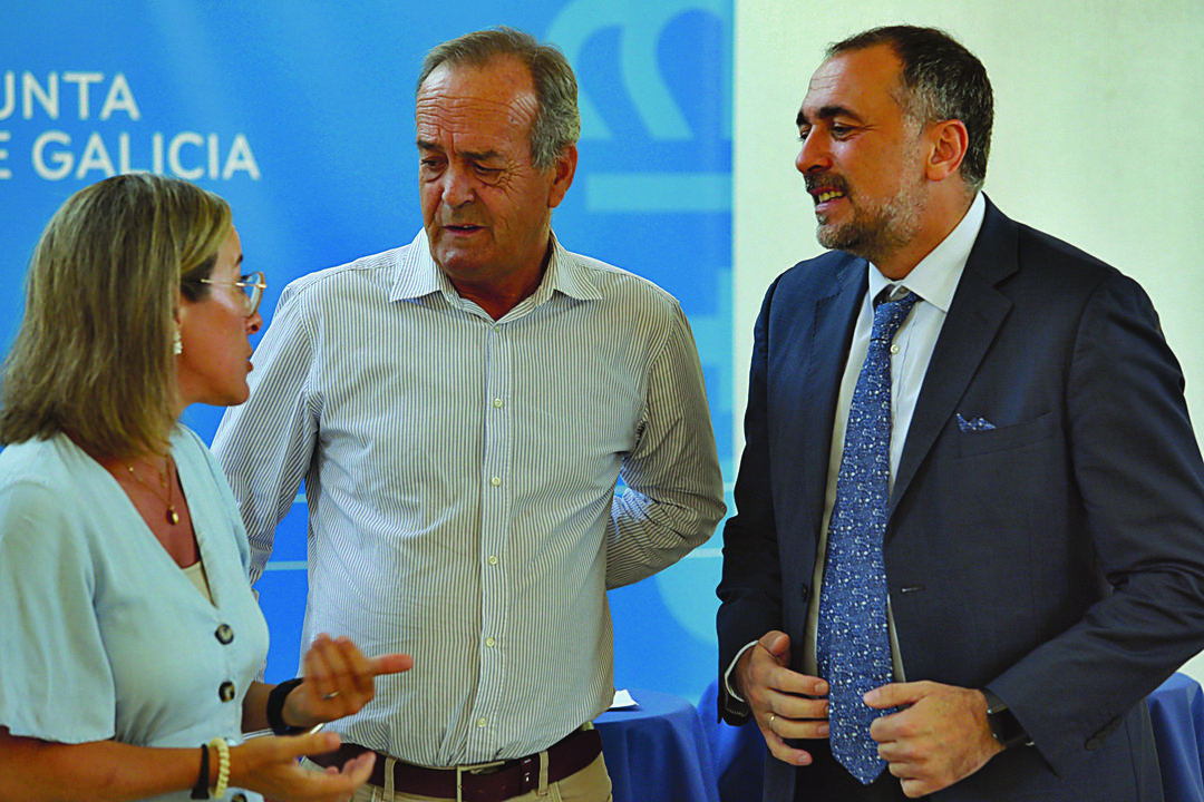 Ethel Vázquez, Francisco Fumega y Julio García conversan tras el acto. (JOSÉ PAZ)