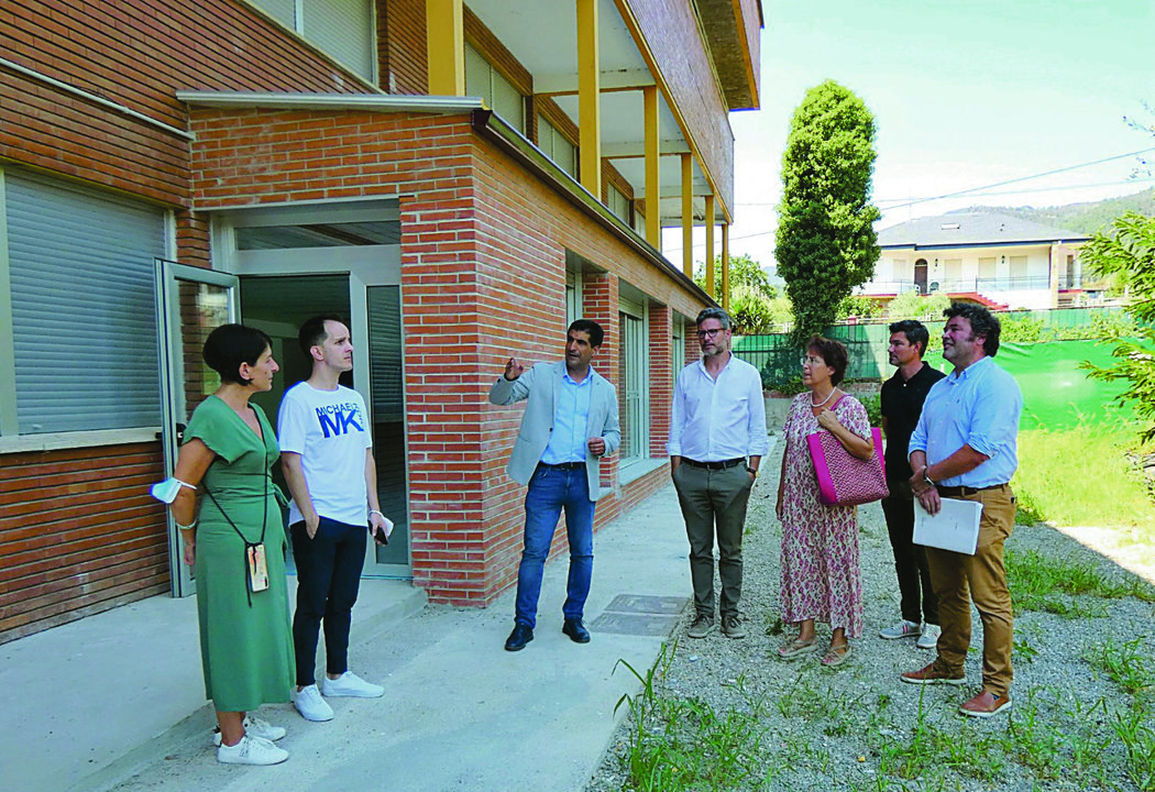 Gabriel Alén y Álvaro Fernández -en el centro-, durante la visita al colegio Manuel Respino.
