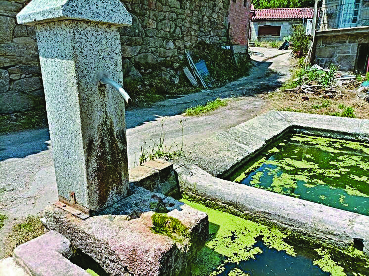 Una fuente de Porqueira, municipio que sufrió los primeros cortes. (P.P.)