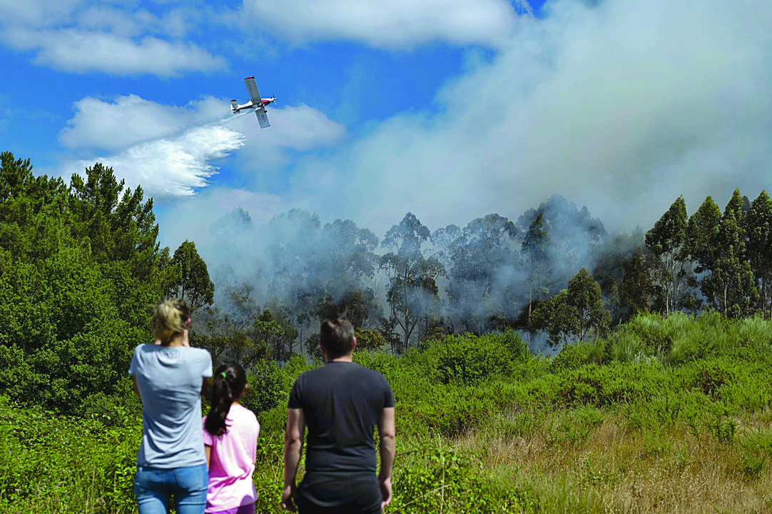 Un avión sofoca las llamas del incendio de Maside el pasado viernes. (MARTIÑO PINAL)