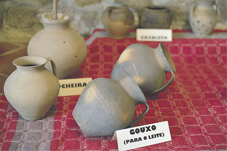 Pezas de olaría exposta na Casa do Oleiro de Loñoá, en Pereiro de Aguiar.