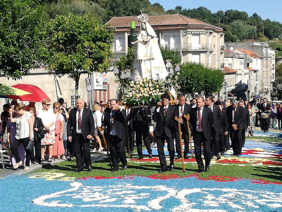 Paso de la procesión del Portal sobre la alfombra floral.
