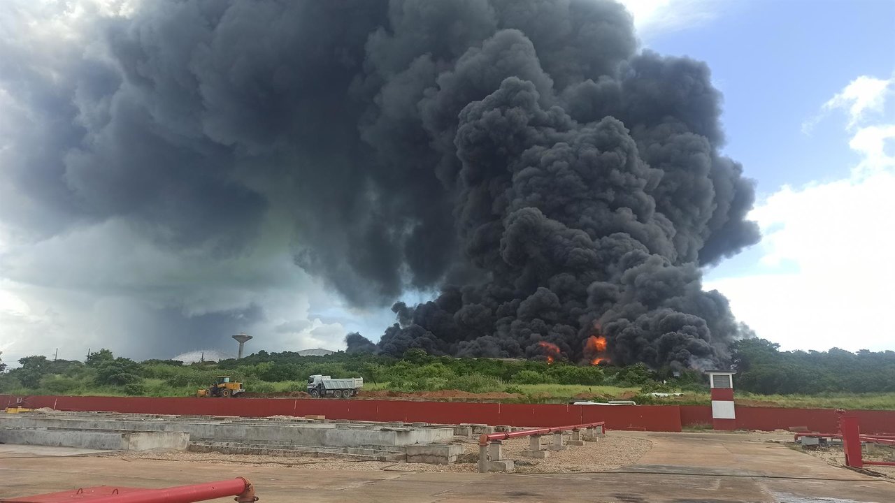 Fotografía de una columna de humo generada por el incendio en el depósito de combustible en Matanzas. EFE.