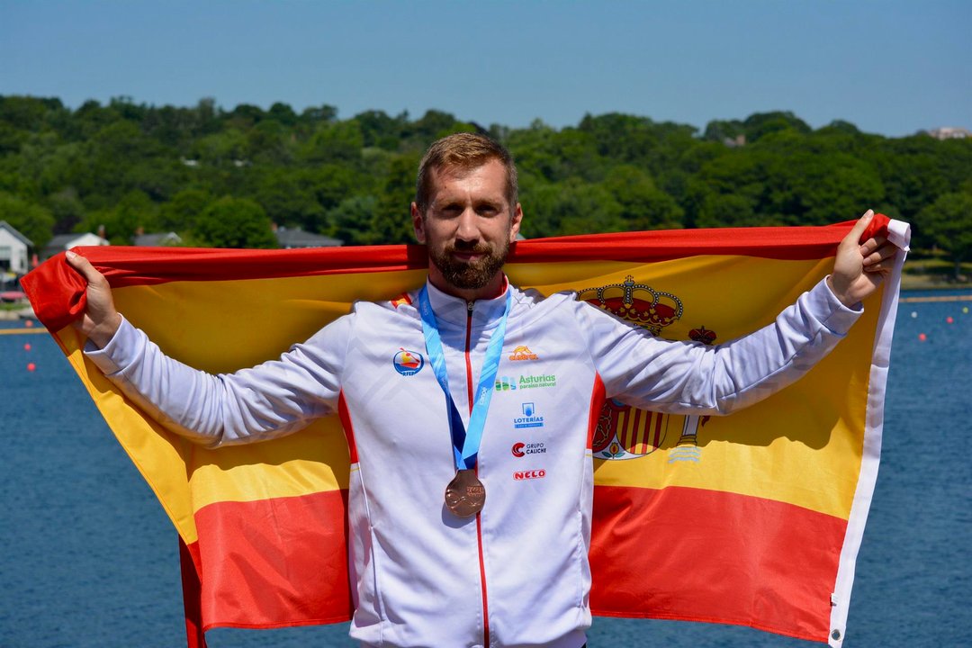 La piragüista español Carlos Arévalo posa tras conseguir la medalla de oro en K1 200 (EFE)