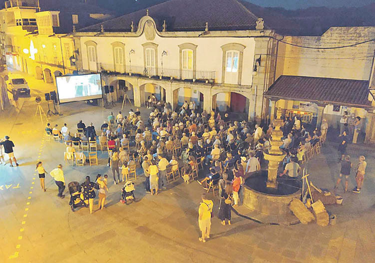 Vecinos de Viana do Bolo durante la presentación de “Pegadas”.